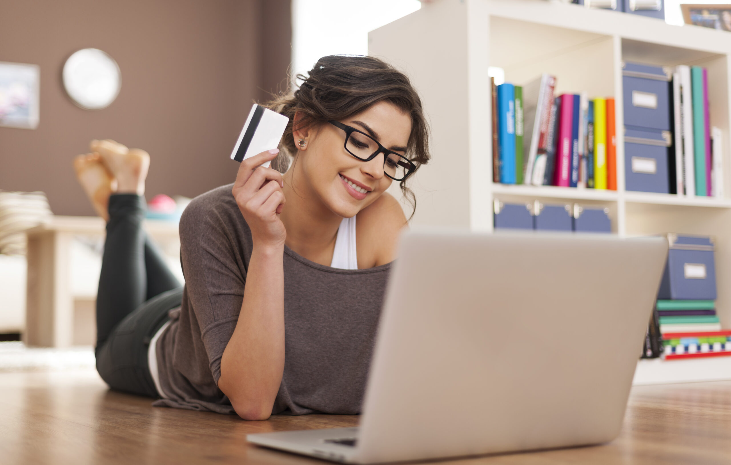 The Pros & Cons of Living in a Cashless Society | Qube Money